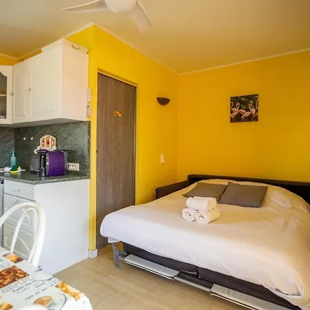 Yellow Mood - Pond, Beach, Peace & Parking Apartment