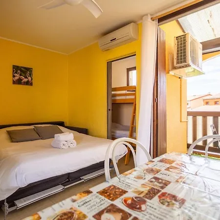 Yellow Mood - Pond, Beach, Peace & Parking Apartment *