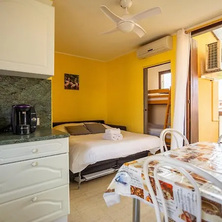 Yellow Mood - Pond, Beach, Peace & Parking Apartment *